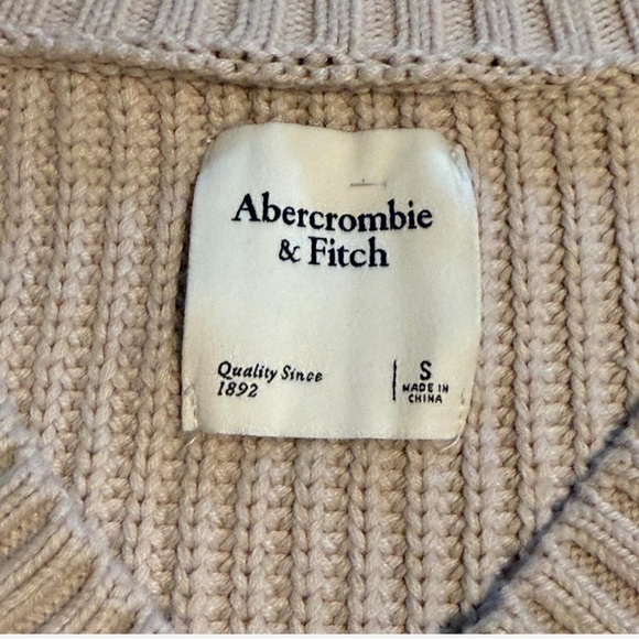 Abercrombie&Fitch Cropped Boxy V-Neck Sweater Small 
Great Condition Collegiate - Picture 2 of 6
